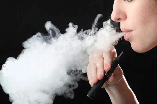 Hút vape có bị vàng răng không?