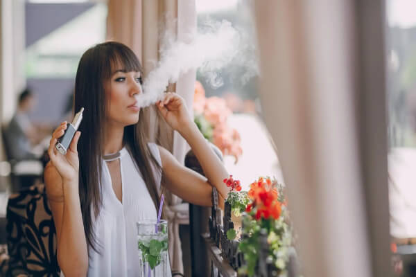 Thuốc lá điện tử tạo sức hút trong giới trẻ
