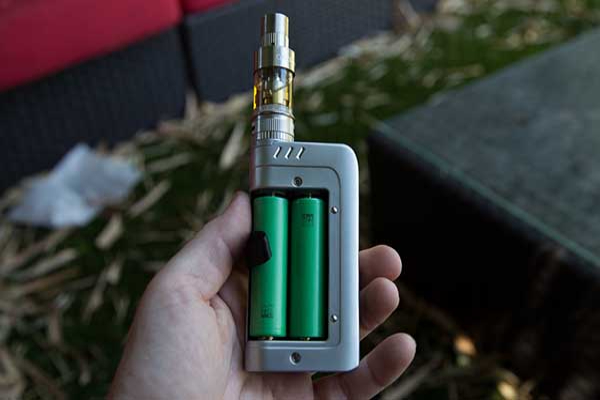 Vape bị bắn tinh dầu do dung lượng pin thấp.